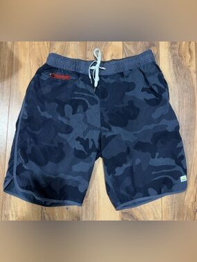 Vuori Banks Shorts Camo Print Mens Size M Athletic Lined Performance Shorts